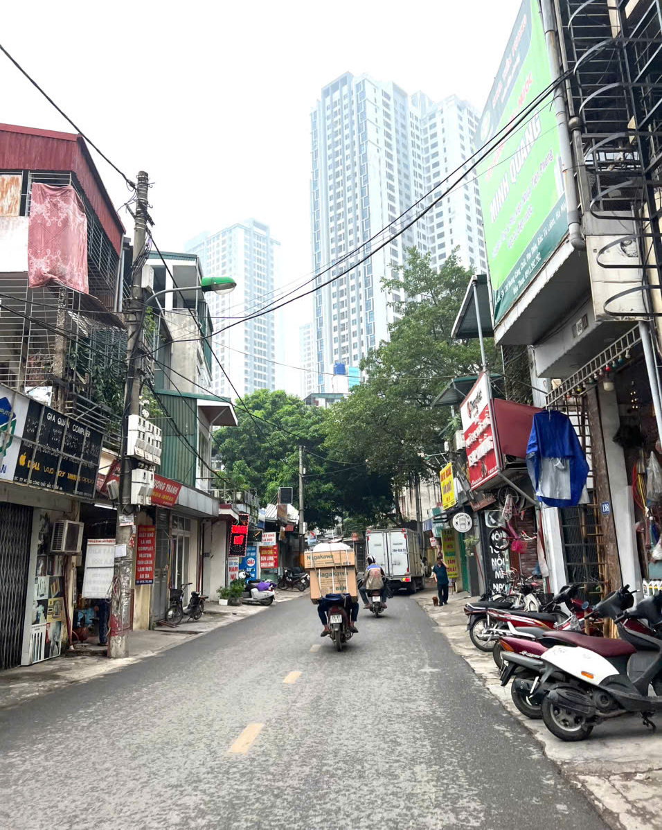 # Hoàng Công Chất-Hồ Tùng Mậu –PHÂN LÔ- Ô TÔ ĐỖ CỬA, VÀO NHÀ – KHU VỰC HIẾM NHÀ BÁN.